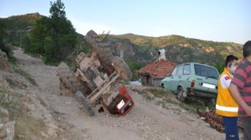 Demirci&rsquo;de Trakt&ouml;r Kazası: 1 &Ouml;l&uuml;, 3 Yaralı