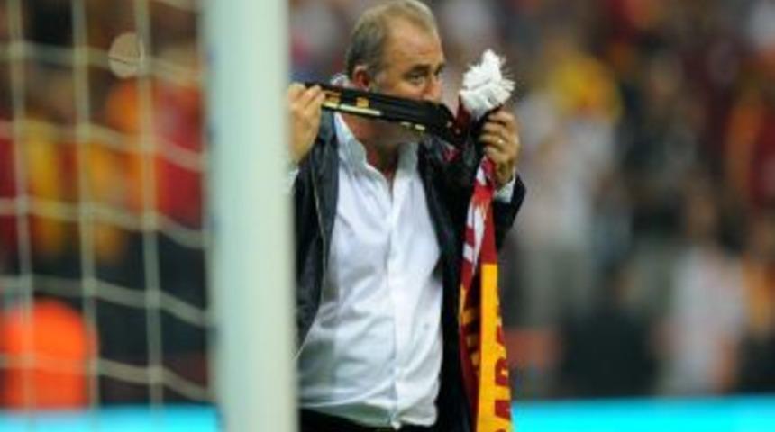 Fatih Terim, T&uuml;rk Telekom Arena Stadı'nda Taraftarları Selamladı
