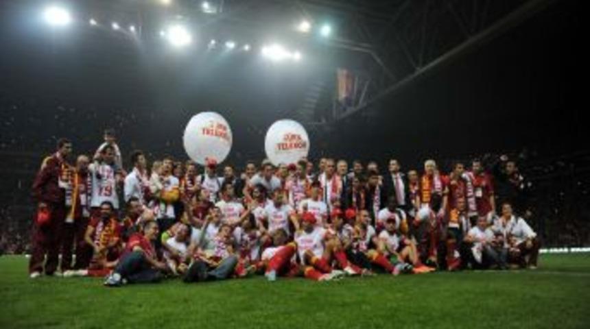 Galatasaraylı Futbolculardan Statta Şampiyonluk Turu