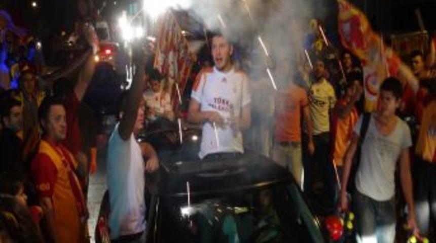 Galatasaray Taraftarları Florya'da Şampiyonluğu Kutladı