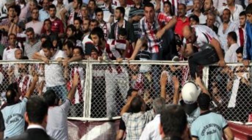 Mersin İdmanyurdu-elazığspor Ma&ccedil;ında Trib&uuml;nler Karıştı