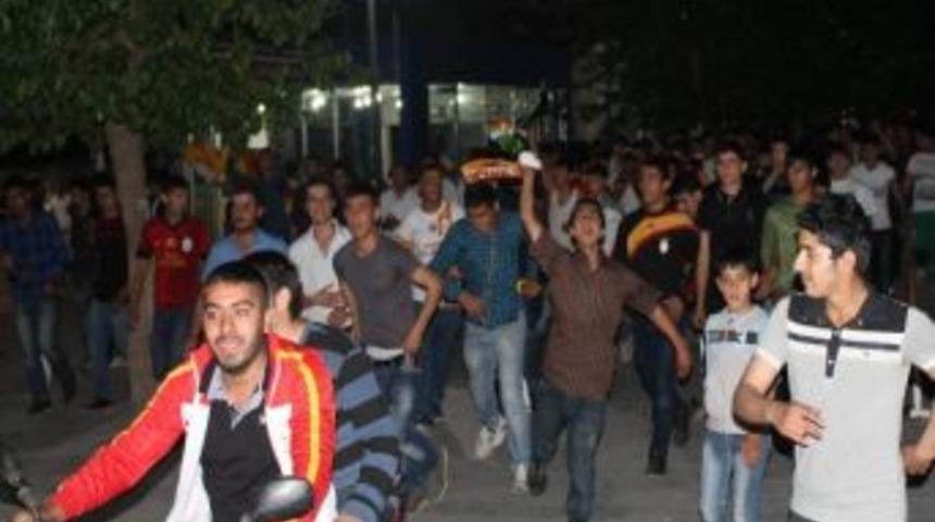 Siirt&rsquo;te Sarı Kırmızı Taraftarlar Sokağa D&ouml;k&uuml;ld&uuml;