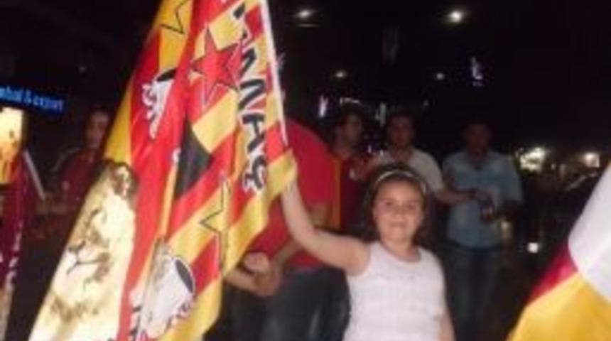 Manisalı Galatasaraylılar Sokağa D&ouml;k&uuml;ld&uuml;