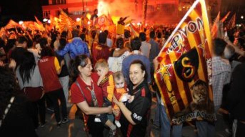 &Ccedil;anakkale'de GS Taraftarı Elinde Bayraklarla Şampiyonluğu Kutladı