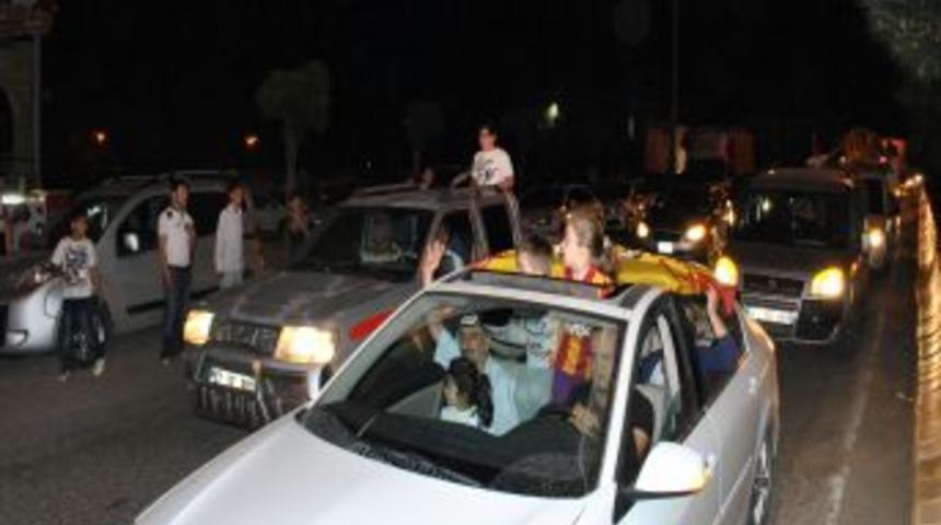 Galatasaray Taraftarları Midyat&rsquo;ta Sokağa D&ouml;k&uuml;ld&uuml;