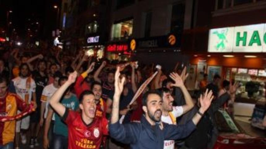 Kocaeli'de Binlerce Galatasaraylı Sokağa D&ouml;k&uuml;ld&uuml;