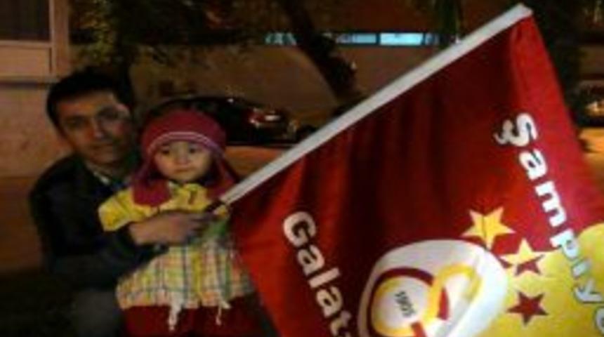 Sinop&rsquo;ta Sarı Kırmızılı Taraftarlar Şampiyonluğu Davul Zurna Ile Kutluyor