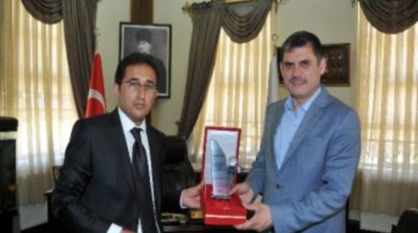 Aydınlı&rsquo;ya Teşekk&uuml;r Plaketi