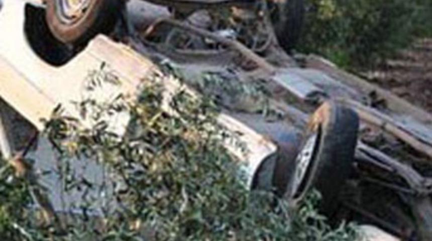 Otomobil zeytinliğe u&ccedil;tu: 1 &ouml;l&uuml;, 6 yaralı