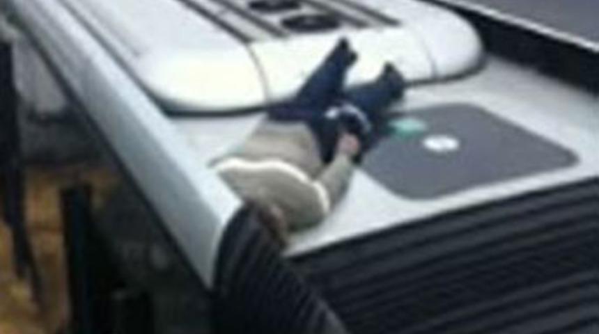 Metrob&uuml;s &uuml;zerinde ceset bulundu