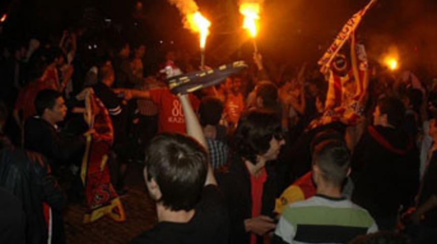 Şampiyonluk kutlamalarına kan bulaştı