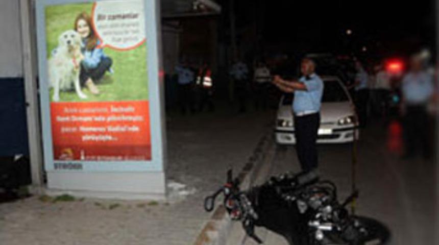 Motosiklet kaldırıma &ccedil;arptı; 1 &ouml;l&uuml;, 1 yaralı