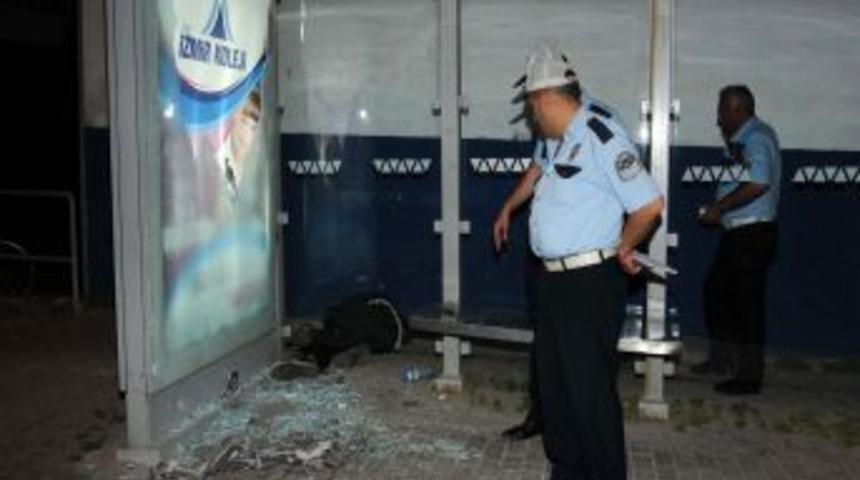 İzmir'de Motosiklet Kazası: 1 &Ouml;l&uuml; 1 Yaralı