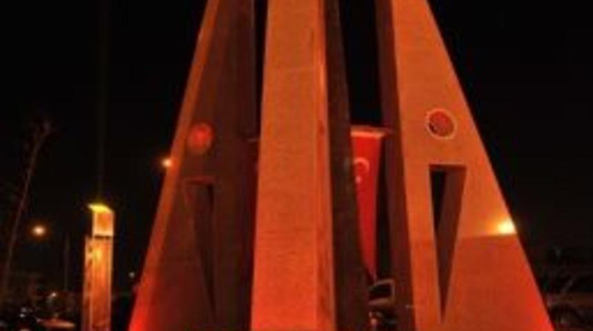 &Uuml;&ccedil; Fidan, Şafakta Buca&rsquo;daki &Uuml;&ccedil; Fidan Anıtı&rsquo;nda Anıldı