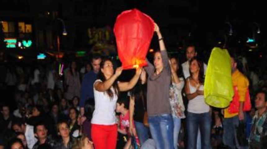 Hıdrellez Coşkusu İzmir'de Ge&ccedil; Saatlere Kadar S&uuml;rd&uuml;