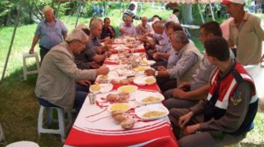 B&uuml;y&uuml;kpaşa K&ouml;y&uuml;nde Hayır Yemeği D&uuml;zenlendi
