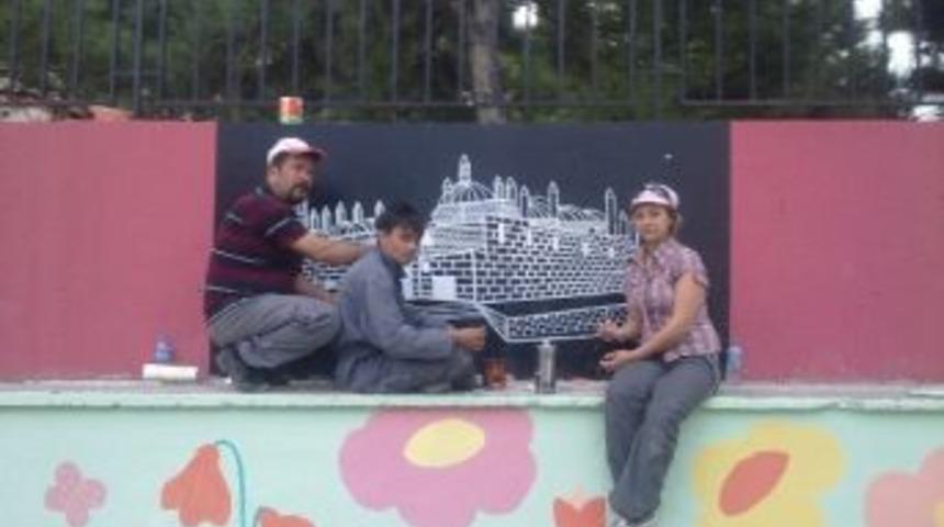 Seyitgazi'nin Her Yanını Resimlerle Donatıyor