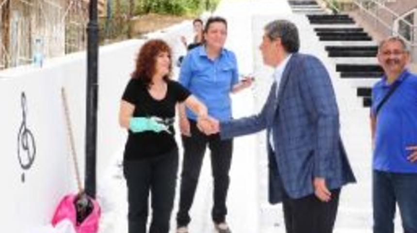 Bal&ccedil;ova'da Sokaklara Kadın Eli