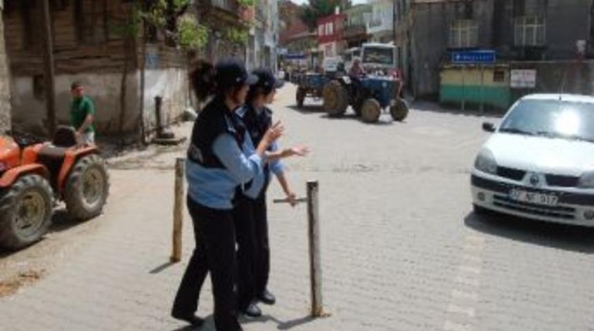 Halk Pazarı Bayan Zabıtalardan Soruluyor