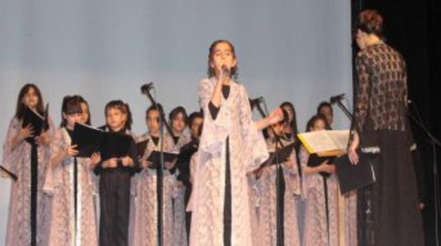 Minikler Velilerine T&uuml;rk&uuml; Resitali Sundu