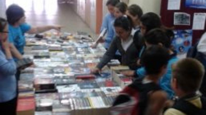 Gediz Anadolu Lisesi'nde Kitap Sergisi