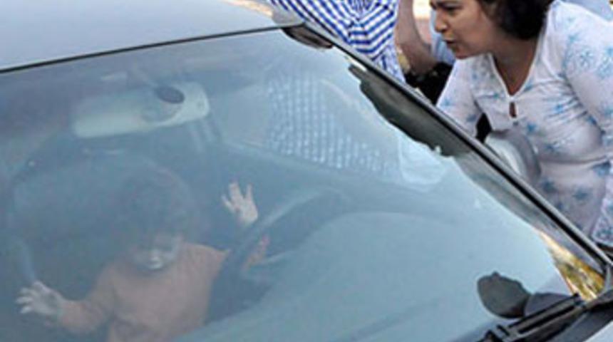 Minik &Ouml;mer otomobilde kilitli kaldı