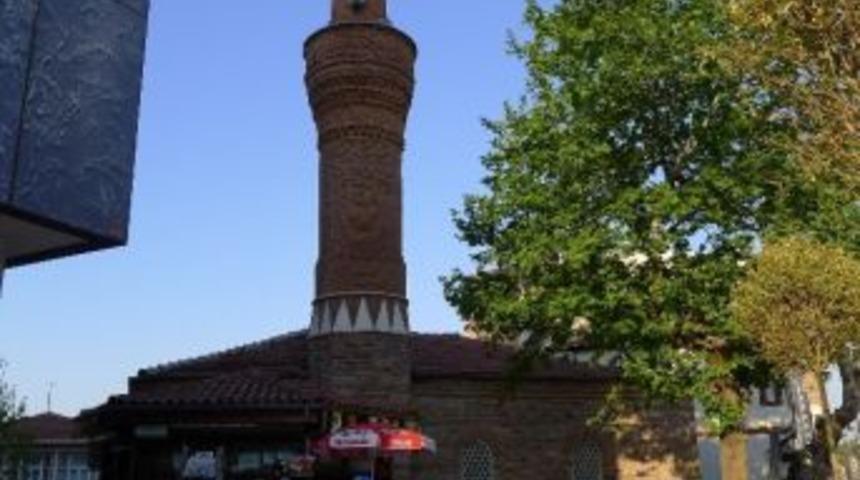 Cumhuriyet Caddesi'ndeki Camiler H&uuml;rriyet İstiyor