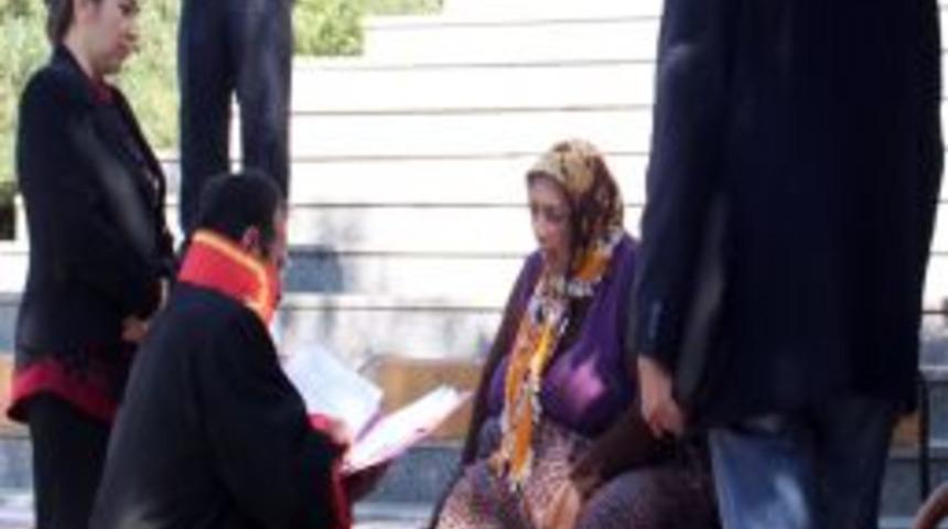 Hakim, Merdivenleri &Ccedil;ıkamayan Kadının Ayağına Giderek Ifadesini Aldı