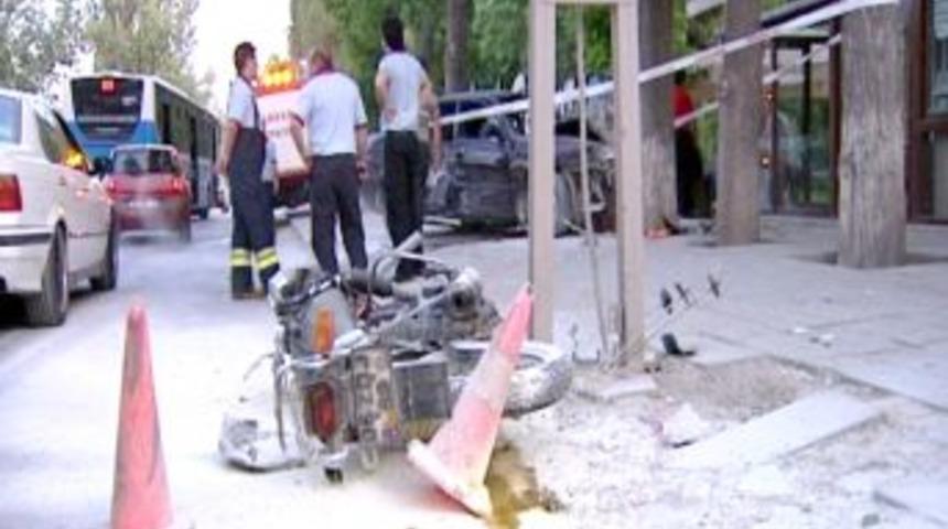 Otomobile &Ccedil;arpan Motosiklet Yandı: 1'i Ağır, 4 Yaralı