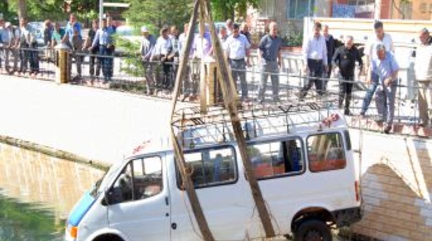 Gaz Pedalı Takılı Kalan Ara&ccedil; Ceyhan Nehri'ne U&ccedil;tu