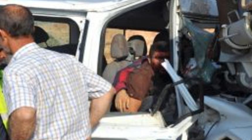 İş&ccedil;i Servisi &Ccedil;&ouml;p Kamyonu Ile &Ccedil;arpıştı: 3 &Ouml;l&uuml; 4'&uuml; Ağır 14 Yaralı