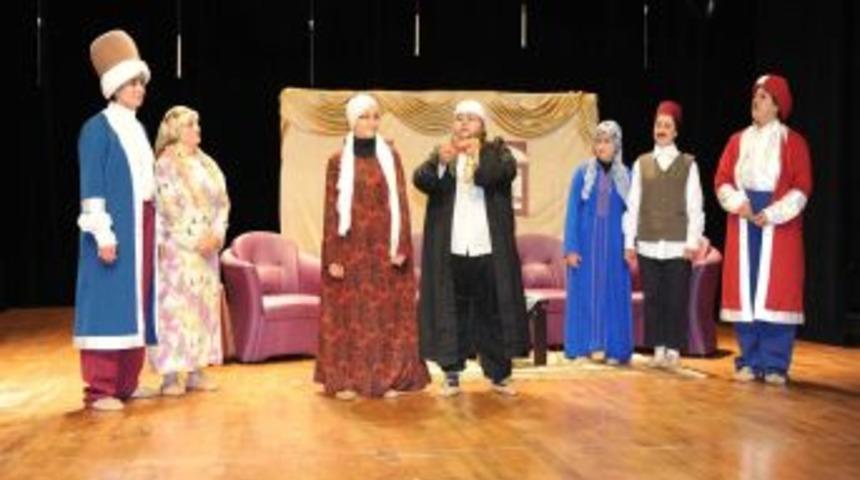 Gecekonduda Oturan Kadınlar Tiyatro Sahneledi