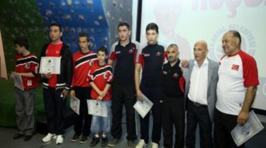 Kartal Belediyesi Başarılı Sporcuları &Ouml;d&uuml;llendirdi