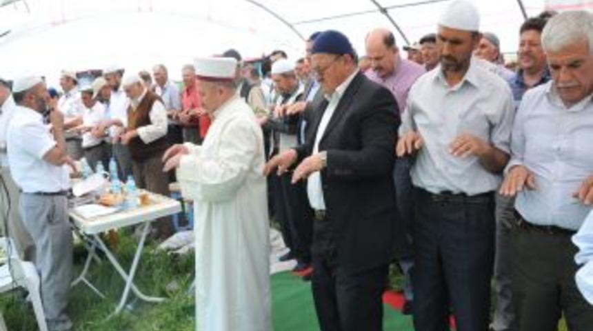 Verim Kaybı Tehlikesi &Ccedil;ift&ccedil;iyi Yağmur Duasına &Ccedil;ıkardı