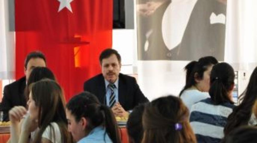 Rekt&ouml;r &Ccedil;elik Kız &Ouml;ğrenci Yurdunu Ziyaret Etti