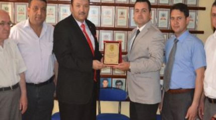 Şehit Ve Gazi Derneği'nden M&uuml;d&uuml;r &Ccedil;alışkan'a Plaket