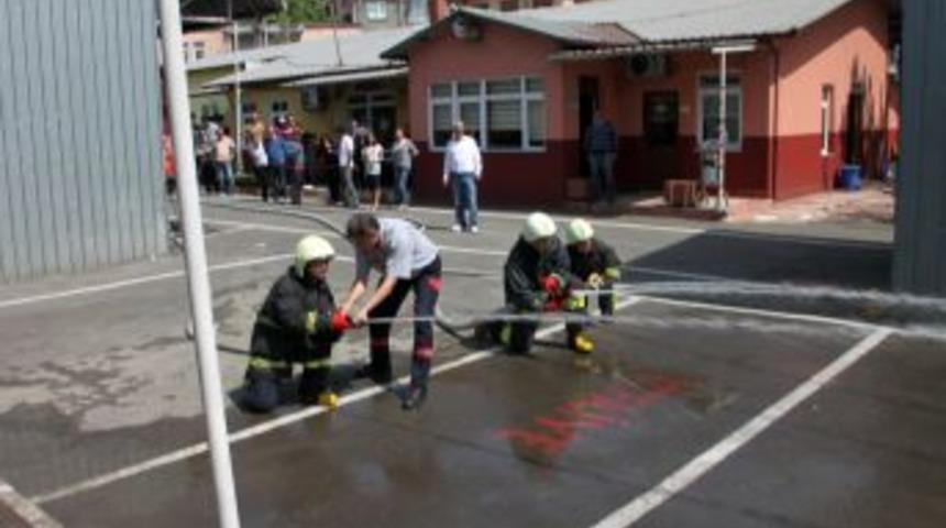 G&ouml;n&uuml;ll&uuml; Itfaiyeciler Yarışarak Eğitim Alıyor