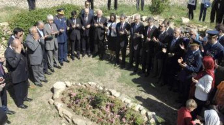 Yunus Emre, Kabri Başında Dualarla Anıldı