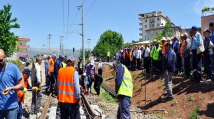 Pazarcık&rsquo;ta Tren Yolu Yenileme &Ccedil;alışması Başladı