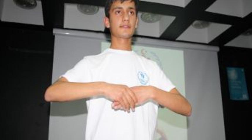 İşitme Engelli Ey&uuml;p, Arkadaşlarına Işaret Dili &Ouml;ğretiyor