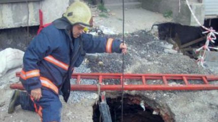 Okul Yolunda Çukura Düştü