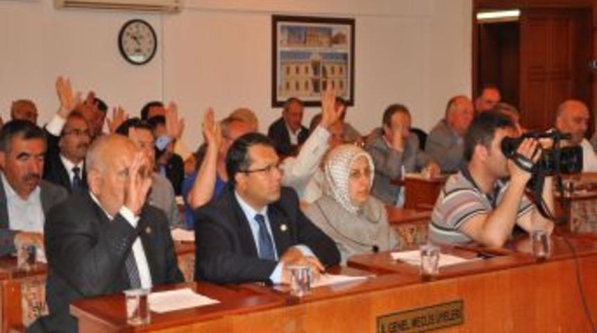 İl Genel Meclisinin Tepki &Ccedil;eken İspanya Gezisini Vali Iki Kez Veto Etmiş