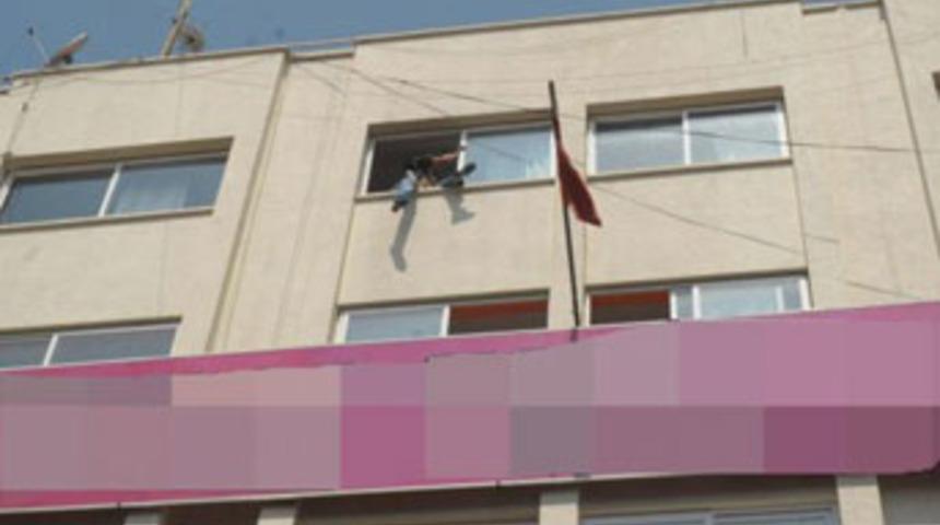 Kucağındaki kızıyla intihara kalkıştı