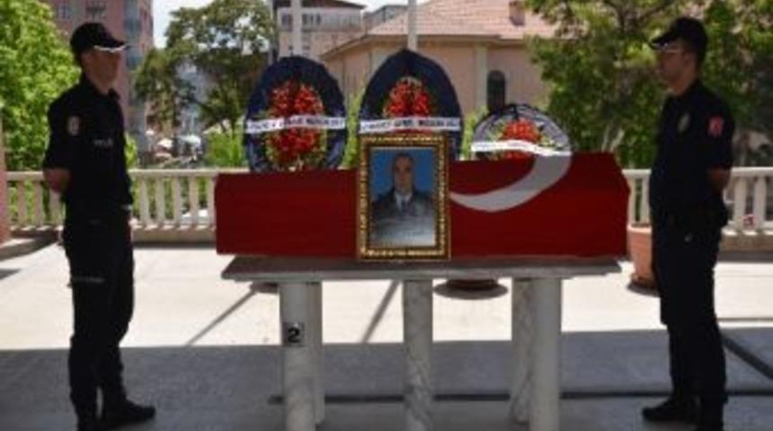 Kazada Şehit Olan Emniyet Amiri Elazığ'da Toprağa Verildi
