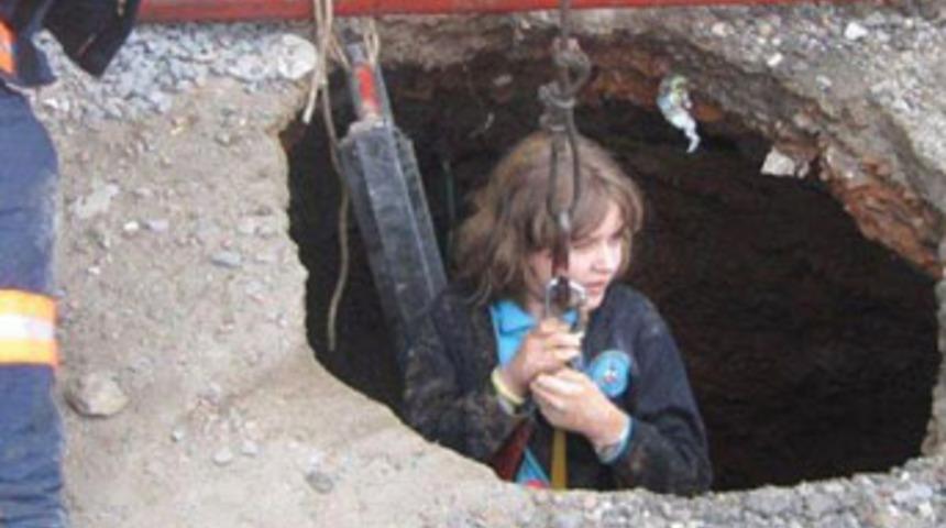 Kaldırım &ccedil;&ouml;kt&uuml;, k&uuml;&ccedil;&uuml;k kız &ccedil;ukura d&uuml;şt&uuml;