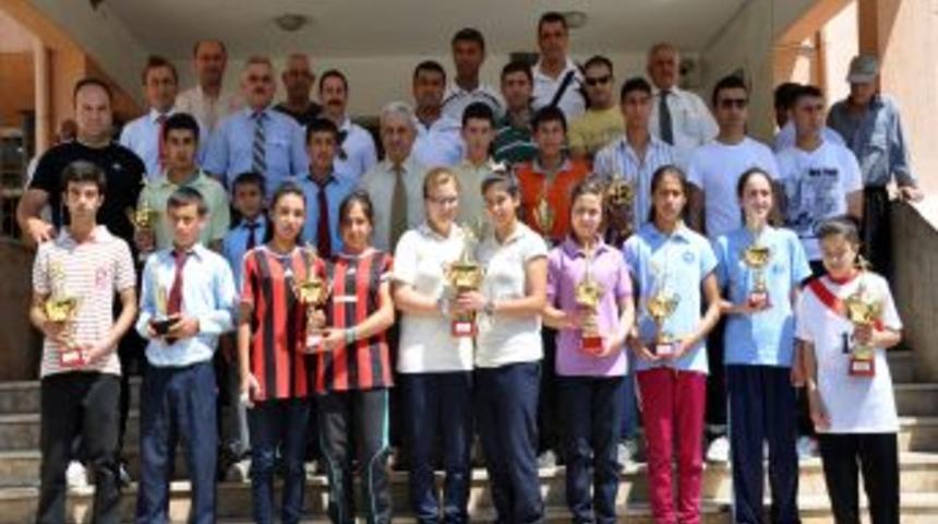 Başarılı Sporcular &Ouml;d&uuml;llendirildi