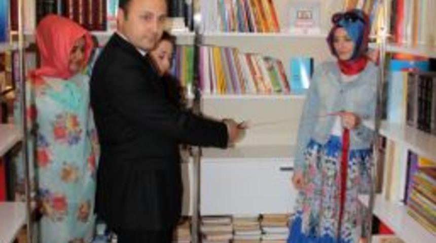 Öğrenciler, Özel Eğitim Bölümü Kütüphanesini Açtı