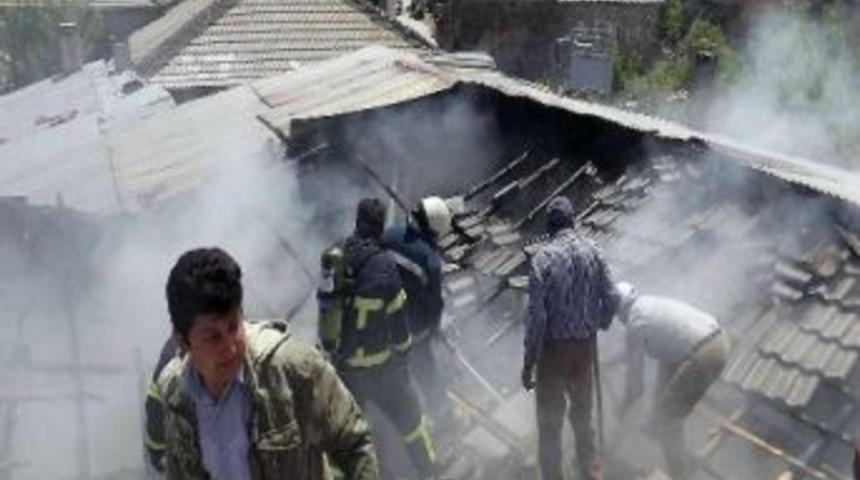 Mutfak Ocağından &Ccedil;ıkan Yangın 3 Eve Sı&ccedil;radı