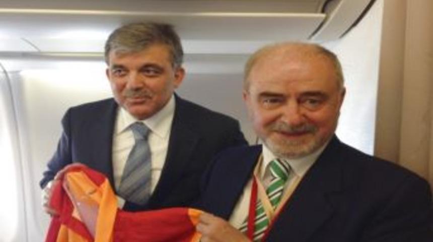 K&uuml;tahyalı İşadamı G&uuml;ral, G&uuml;l'e Galatasaray Forması İmzalattı
