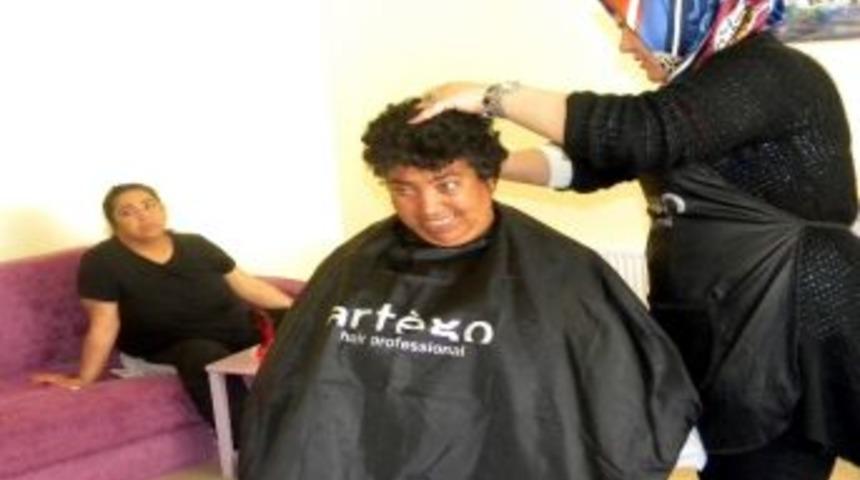 G&ouml;n&uuml;l El&ccedil;isi Bayan Kuaf&ouml;rden &Ouml;rnek Davranış